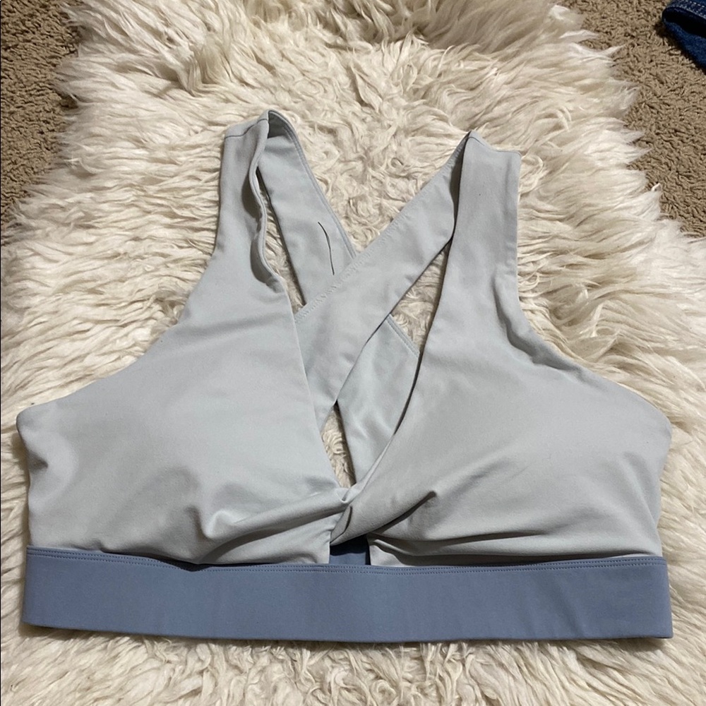 Fabletics Oasis Twist Sports Bra In Arctic Grey/Raincloud Size 1X